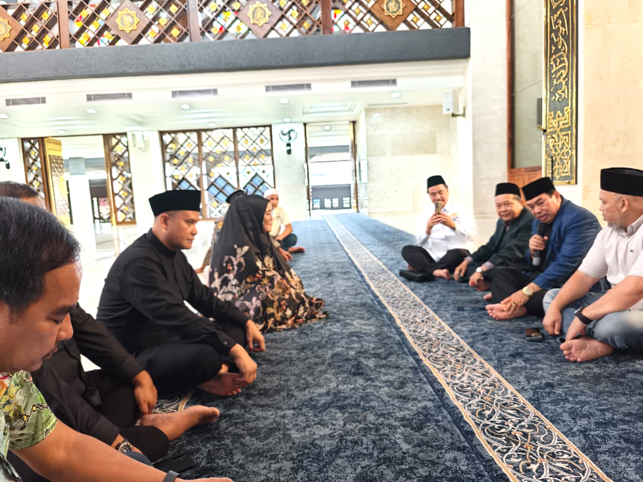 Dalam rangka Mukab IX Kadin Kabupaten Bogor, Panitia dan Ibu Ketua KADIN Kab. Bogor melaksanakan Sholat Azhar dan Doa Bersama di Masjid Nurul Wathon.